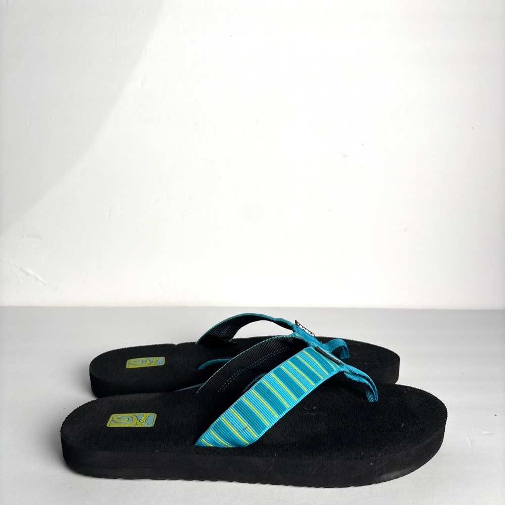 Teva Blue Striped Flip Flops. Size 8 - Picture 3 of 8